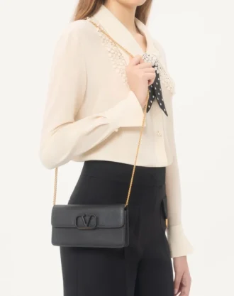 Cartera de piel de becerro granulada con cadena y logotipo Vlogo