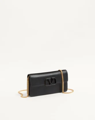 Cartera de piel de becerro granulada con cadena y logotipo Vlogo