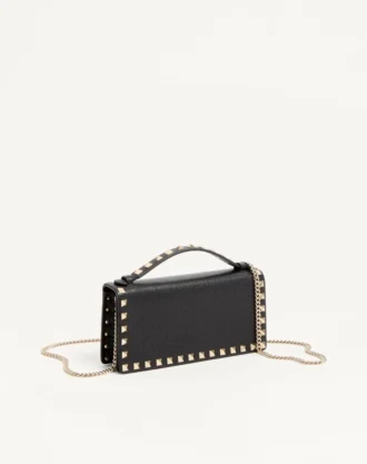 Cartera Rockstud con cadena en piel de becerro granulada
