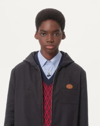 Chaqueta con capucha de nailon y parche con el logotipo
