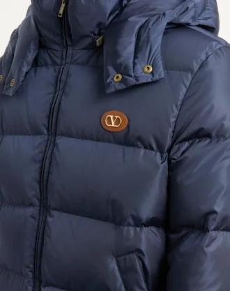 Chaqueta de nylon con capucha y parche VLogo