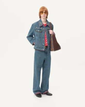 Chaqueta vaquera con bordados de abalorios y bordes estampados