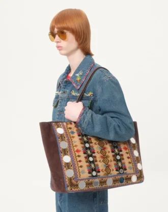 Chaqueta vaquera con bordados de abalorios y bordes estampados