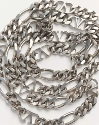 Collar metálico con logotipo Vlogo