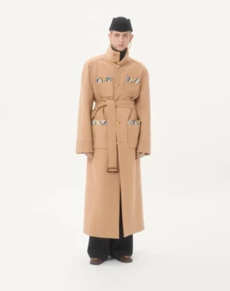 Gabardina cruzada de Valentino en fieltro de lana con inserciones de Ayers