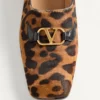 Mocasines Babouche de piel de becerro con estampado Fauve Eclat de Valentino Garavani