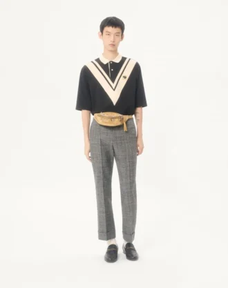 Polo de algodón Valentino con V incrustada y parche de pantera bordado