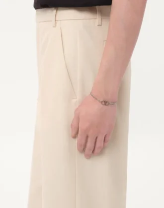 Pulsera metálica con el logotipo de Valentino Garavani